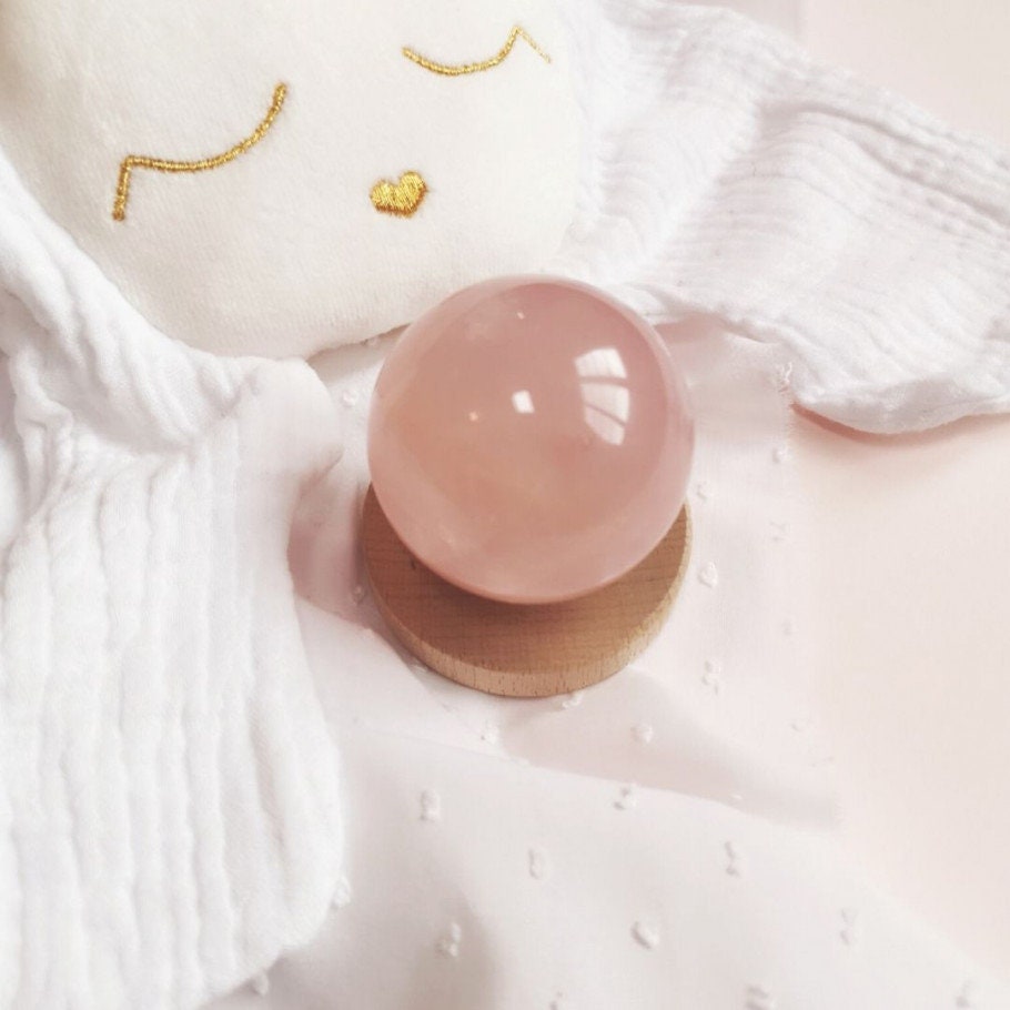 Pierre Naturelle Sphère Bienfaisante en Quartz Rose