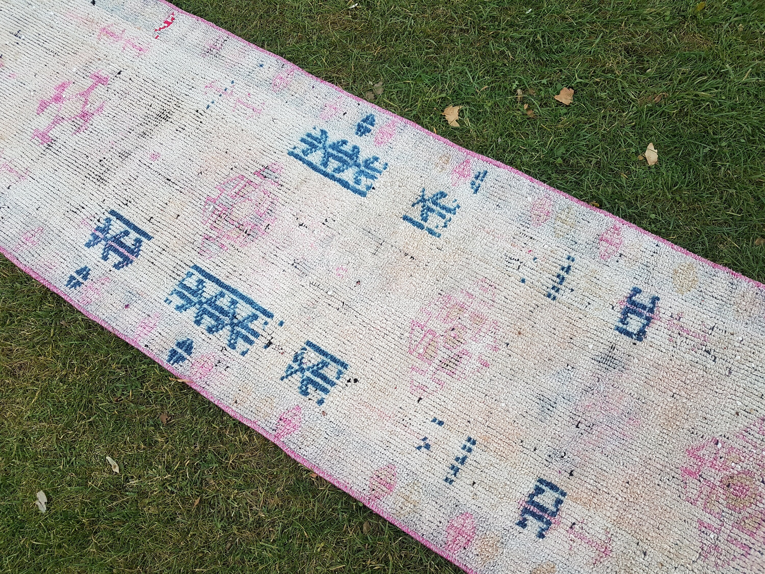 現代的な部族スタイルのヴィンテージ トルコ ウシャック 細くて長い