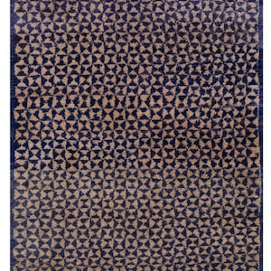 Peut inclure: Tapis rectangulaire avec un motif répétitif de triangles bleu foncé sur fond beige. Le tapis a une bordure bleu foncé et un bord effiloché. Le design crée un aspect texturé.