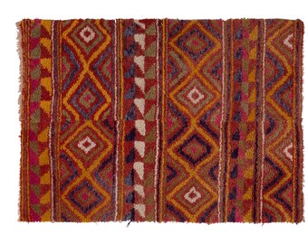 Peut inclure: Un tapis coloré avec un motif géométrique dans des tons de rouge, orange, jaune, vert, bleu et violet. Le tapis a une bordure frangée.