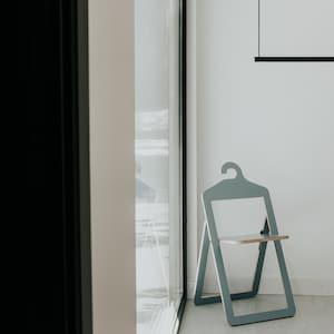 Hanging clothes rack in black