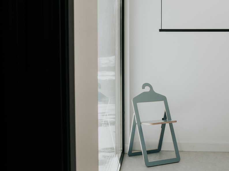 Hanging clothes rack in black