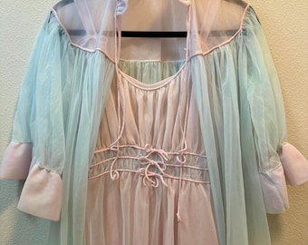 Conjunto de bata y camisón bicolor de los años 50: gasa rosa, bata de punto de nailon azul hielo.