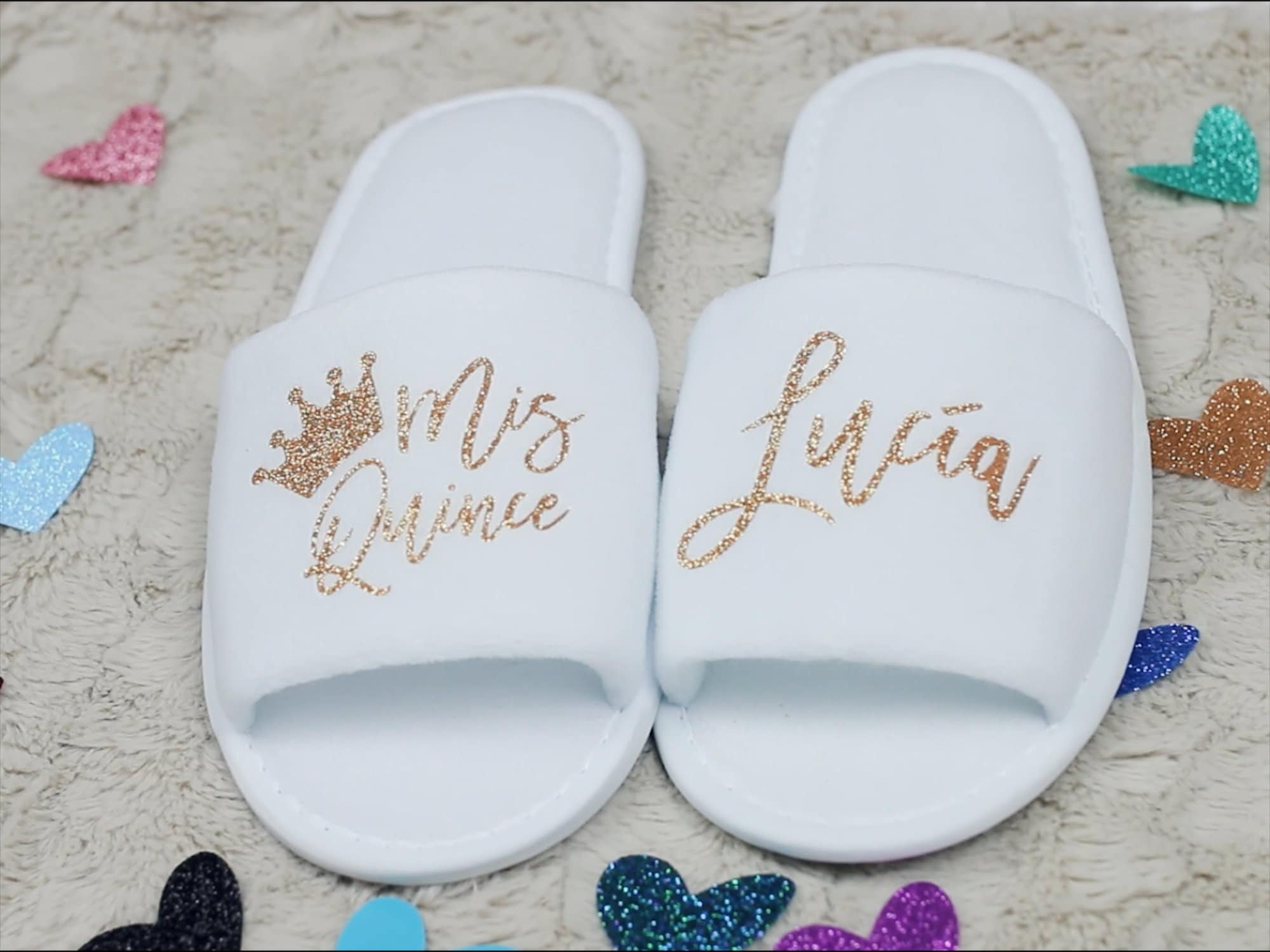 Quinceanera favorece pantuflas personalizadas con una corona de