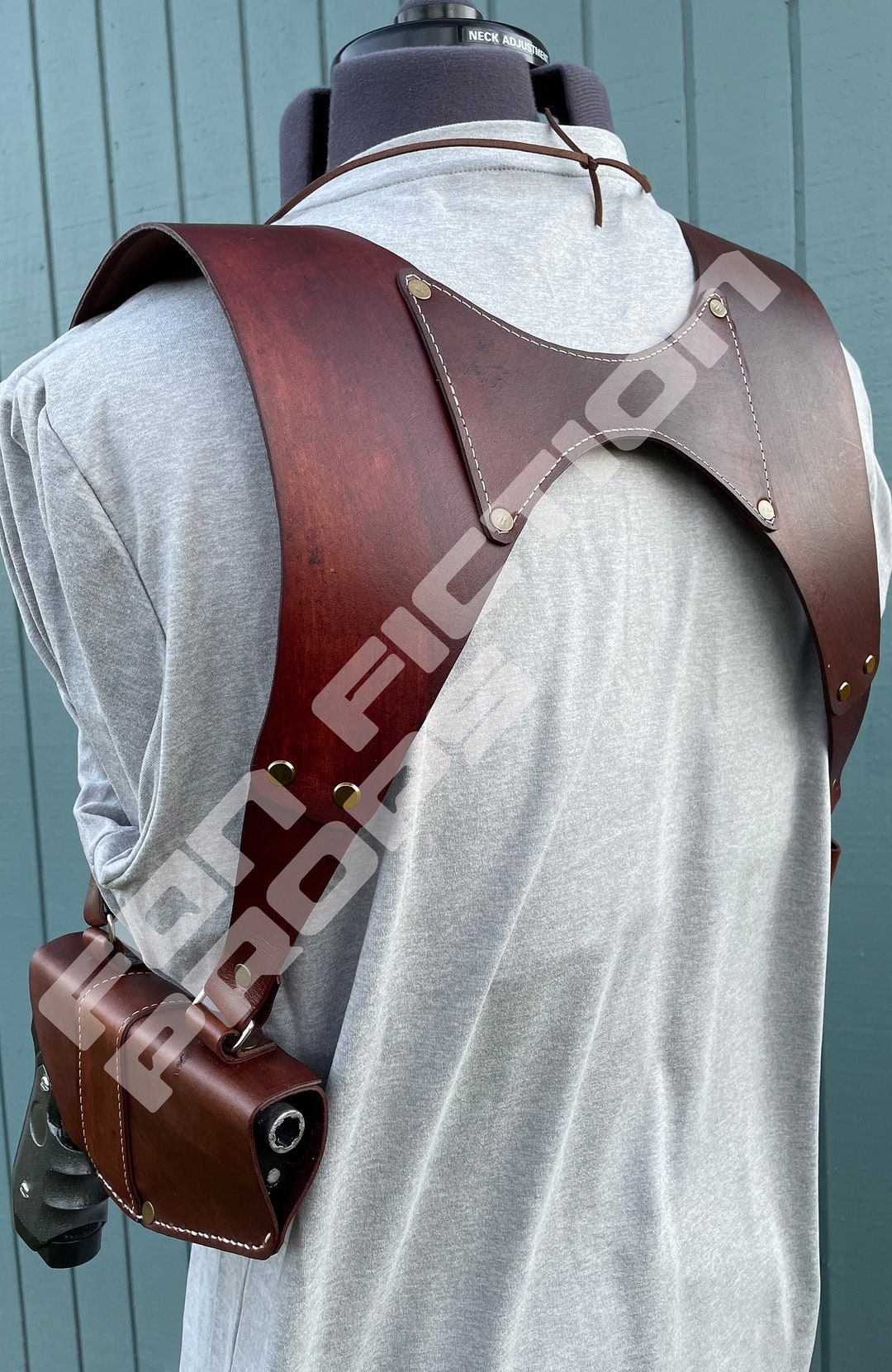 What backpack does Nathan Drake (Tom Holland) wear in Uncharted