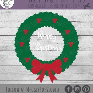 Può includere: Una ghirlanda di Natale verde con bacche rosse e un fiocco rosso. La ghirlanda ha le parole "Merry Christmas" scritte in bianco all'interno.