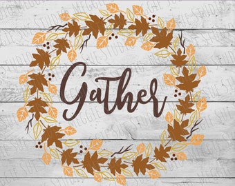 Op de afbeelding: Een krans van herfstbladeren in tinten bruin, oranje en geel omringt het woord "Gather" in bruine letters.