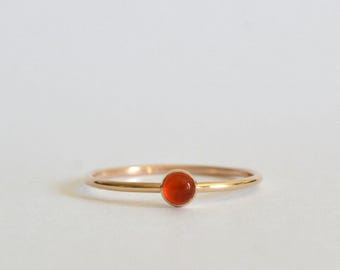 Anello con corniola, delicato anello in oro, gioielli fatti a mano, anelli impilabili, regali unici
