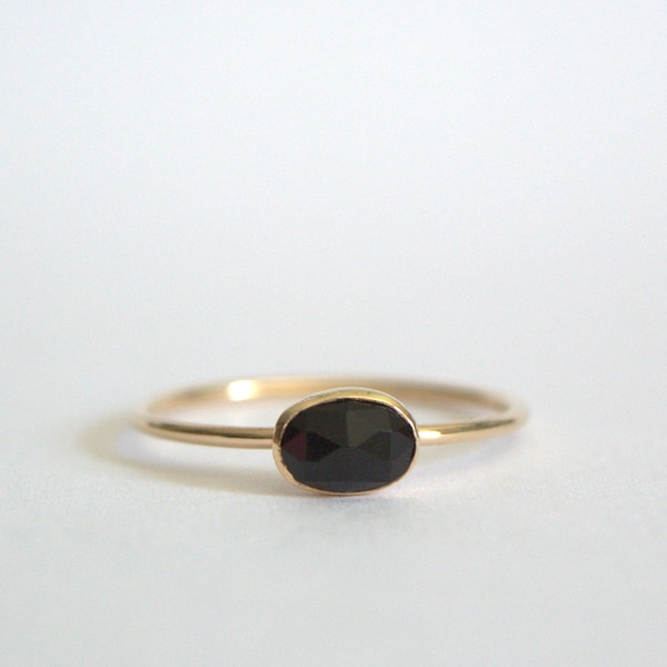 Gouden ovale zwarte onyx ring, zwarte onyx ovale ring, gouden zwarte ring, zwarte onyx ring, sierlijke zwarte onyx ring, sierlijke ring zwarte onyx