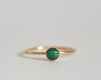 Bague en malachite, bague délicate, bague minimaliste, bague en or massif 14 carats, bague en or 14 carats, bague en argent sterling, bague en malachite naturelle