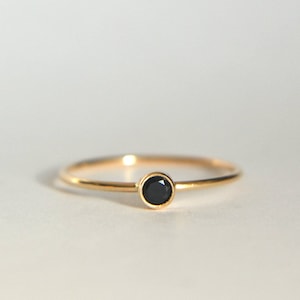 Anello in oro con spinello nero, anello in oro riempito con spinello nero, anello in spinello nero, anello con pietra preziosa nera, anello delicato, anello in oro con spinello nero