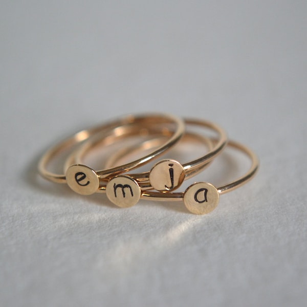 Personlig initialring i 14k guldfyllt eller sterlingsilver, specialtillverkad på beställning, minimalistisk initialring, nätt stapelring