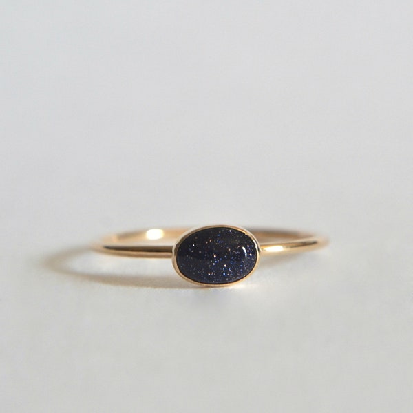 Bague pierre de soleil bleue, bague ovale, bague fine, bague à porter tous les jours, bague minimaliste, bague avec pierres précieuses, bijoux uniques, cadeaux pour elle, bague bleue