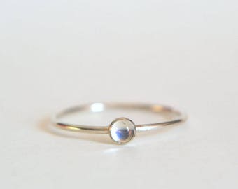 Bague pierre de lune, cadeau pour demoiselles d'honneur, bague pierre de lune arc-en-ciel en argent sterling minimaliste et délicate, bague délicate parfaite pour empiler