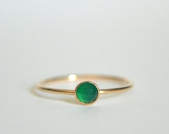 Anillo de ónix verde dorado, anillo de ónix verde dorado, anillo de ónix verde chapado en oro, anillo de esmeralda, anillo apilable, anillo apilable, anillo delicado