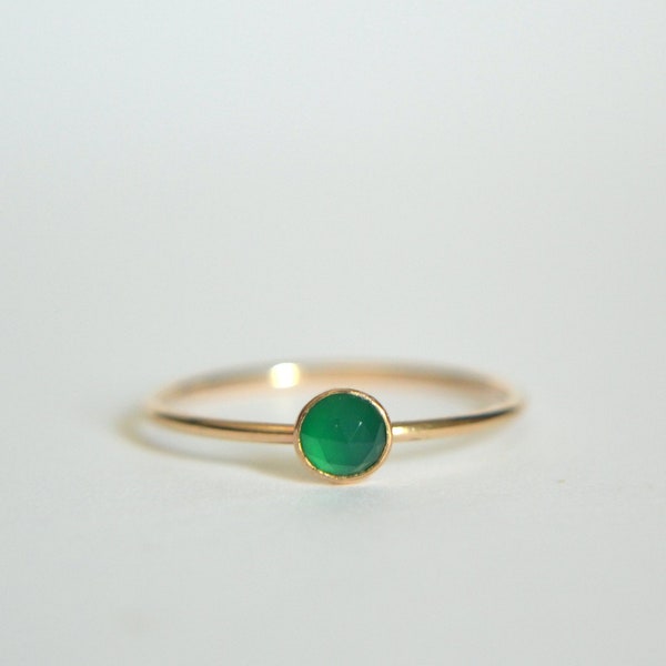 Gold grüner Onyx Ring, grüner Onyx Ring Gold, Gold gefüllter grüner Onyx Ring, Smaragd Ring, stapelbarer Ring, zierlicher Ring