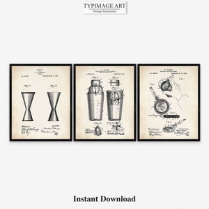 Pode incluir: Três desenhos de patentes vintage em preto e branco para equipamentos de coquetéis. O primeiro desenho mostra um jigger, o segundo mostra um shaker de coquetel e o terceiro mostra um coador. Os desenhos são emoldurados em preto.