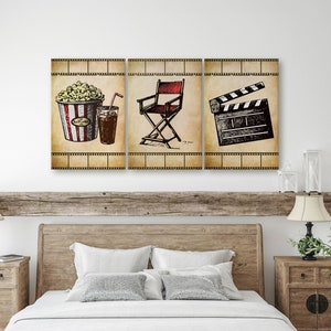 Puede incluir: Un conjunto de tres ilustraciones de estilo vintage con temática de cine. La primera ilustración muestra un cubo de palomitas de maíz y un vaso de refresco. La segunda ilustración muestra una silla de director. La tercera ilustración muestra una claqueta. Las ilustraciones están impresas sobre un fondo texturizado con tiras de película.