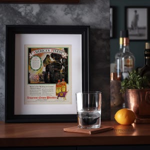 Puede incluir: Un anuncio vintage enmarcado para Seagram's Crown Whiskies. El anuncio presenta una ilustraci&oacute;n en blanco y negro de trabajadores en una destiler&iacute;a con el texto "America's Finest" y "Masters of the Blending Art Created "America's Finest".