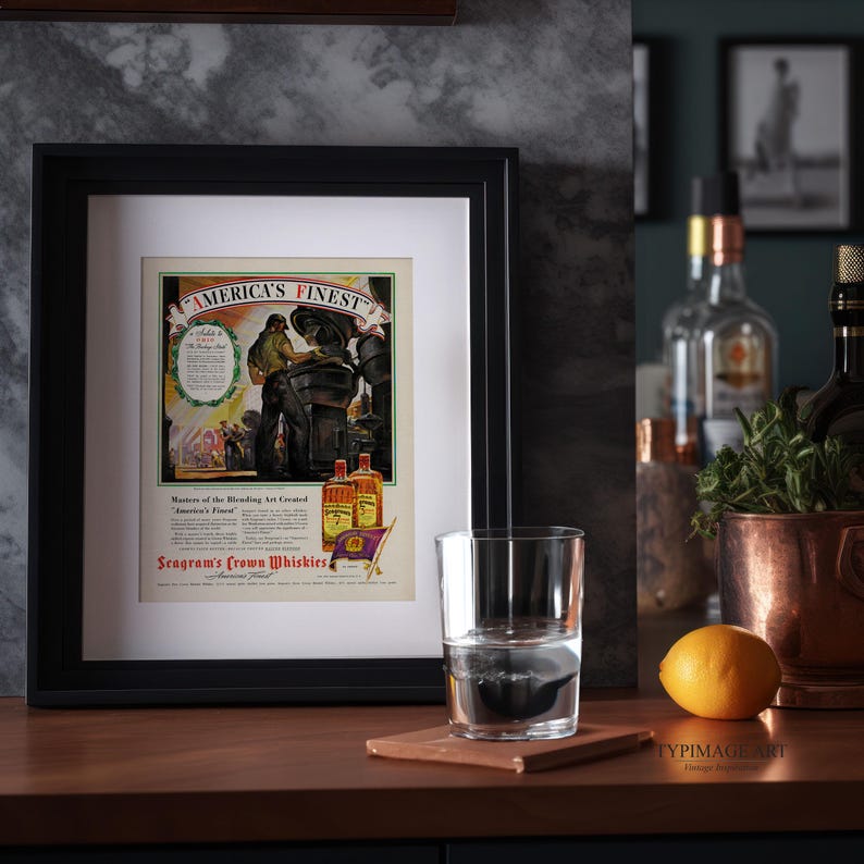 Puede incluir: Un anuncio vintage enmarcado para Seagram's Crown Whiskies. El anuncio presenta una ilustraci&oacute;n en blanco y negro de trabajadores en una destiler&iacute;a con el texto "America's Finest" y "Masters of the Blending Art Created "America's Finest".