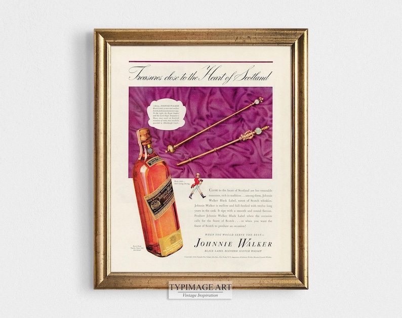 Puede incluir: Anuncio publicitario vintage para el whisky escoc&eacute;s Johnnie Walker Black Label. El anuncio presenta una botella de whisky escoc&eacute;s Johnnie Walker Black Label, dos cetros de oro y una peque&ntilde;a ilustraci&oacute;n de un hombre con uniforme rojo caminando. El texto dice "Tesoros cerca del coraz&oacute;n de Escocia" y "Cuando quieras servir lo mejor... Johnnie Walker Black Label Scotch Whisky."