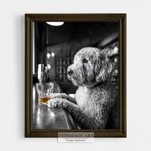 ゴールデンドゥードゥルバーアートプリント - ウイスキーを吸う白黒犬 - ホームバー、隠れ家、ラウンジ、バーカートに印刷できる面白いペットウォールアート