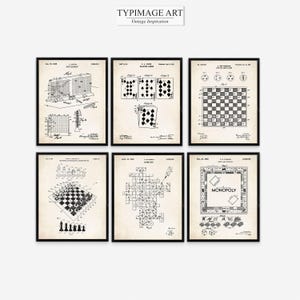 Könnte beinhalten: Sechs gerahmte Vintage-Spielpatentdrucke, darunter Schiffe versenken, Spielkarten, Schach, Dame, Kreuzworträtsel und Monopoly. Die Drucke sind in Schwarzweiß mit cremefarbenem Hintergrund.