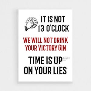 Op de afbeelding: Een witte poster met zwarte en rode tekst. De tekst luidt: "IT IS NOT 13 O'CLOCK, WE WILL NOT DRINK YOUR VICTORY GIN, TIME IS UP ON YOUR LIES." Een hand met een zakhorloge staat in de linkerbovenhoek.
