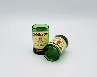 Vasos de whisky hechos con botellas de vidrio Jameson en miniatura