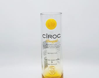 Jarrón pequeño hecho con una botella de vodka de piña de 375 ml.
