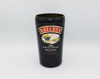 Jarrón hecho con una botella de licor de crema irlandesa de 750 ml.
