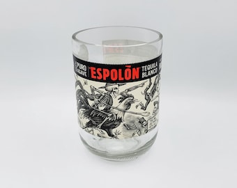 Jarrón hecho con una botella de tequila de 750 ml.