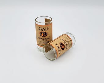 Vasos de chupito de vodka hechos con botellas miniatura de Tito's recicladas.