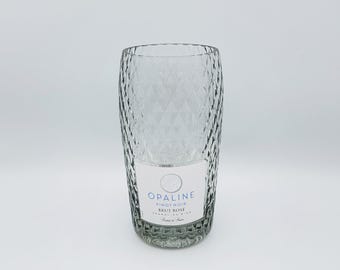 Jarrón hecho con una botella de vino espumoso de 750 ml.