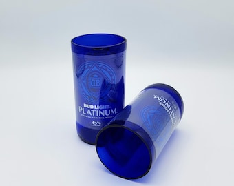 Regalo para amantes de la cerveza: Botella reciclada hecha a mano y convertida en vasos y chupitos.