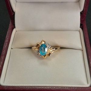 ¡Impresionante anillo de topacio azul y diamantes!
