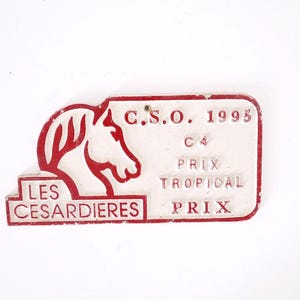 Placa agrícola francesa antigua roja y blanca con motivo de equitación