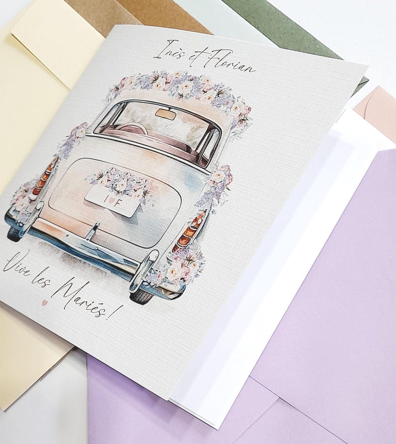 Carte de mariage pliée.
La carte pliée comporte un insert en papier blanc pour que vous puissiez écrire un message. Fourni avec une enveloppe, disponible en plusieurs couleurs