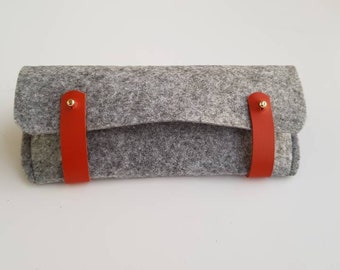 Case. In felt and leather. Case for pencils, pens. Kits. Glasses case.