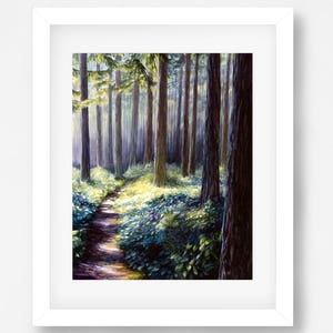 Op de afbeelding: Een schilderij van een bospad met hoge bomen en gevlekt zonlicht. Het pad slingert door de bomen en de grond is bedekt met groene bladeren en varens.