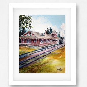 Op de afbeelding: Een aquarel schilderij van een rood treinstation met een stoomtrein die uit het station vertrekt. Het station heeft een groot terras en een toren. De trein is zwart met witte accenten. Het schilderij is gesigneerd met "Jacqueline Hubble".