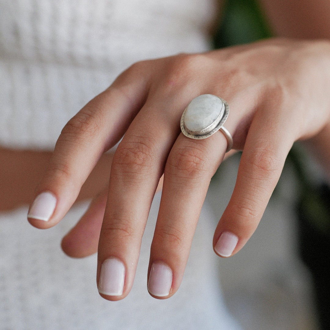 Anello di design con pietra di luna arcobaleno e anello con topazio Anello di design con pietra di luna arcobaleno e anello con topazio