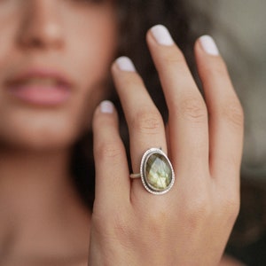 Anillo de labradorita, anillo ajustable de plata de ley 925 con llamativa piedra de labradorita