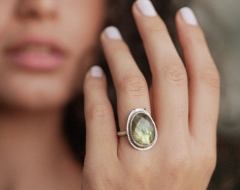 Labradorite Ring, Wiccan Crystal Ring, Adjustable Sterling Silver 925 Ring with Flashy Labradorite Stone, witchy rings