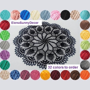 Könnte beinhalten: Eine schwarze Häkeldeckchen mit einem runden Design. Das Deckchen ist von 32 verschiedenen farbigen Garnrollen umgeben. Der Text "ElenaSunnyDecor" und "32 Farben zum Bestellen" ist im Bild sichtbar.