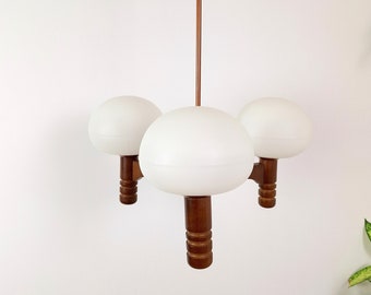 Vintage hanglamp, vintage plafondlamp, Mid Century kroonluchter Sijaj Hrastnik met drie opaline glazen tinten en massief houten frame,