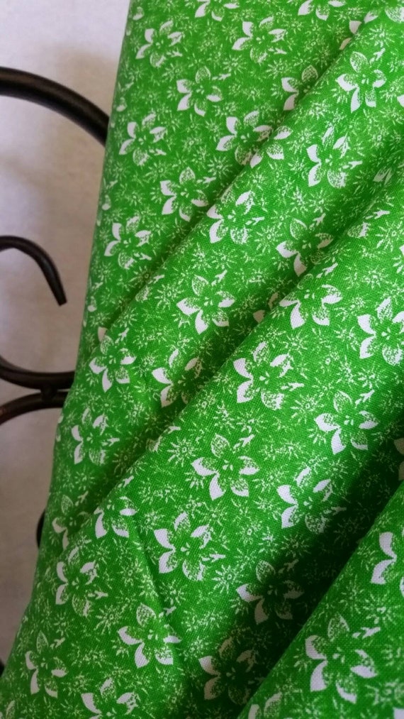Free Shipping Quilting Fabric, 100 Percent Cotton White Flowers on Green Background