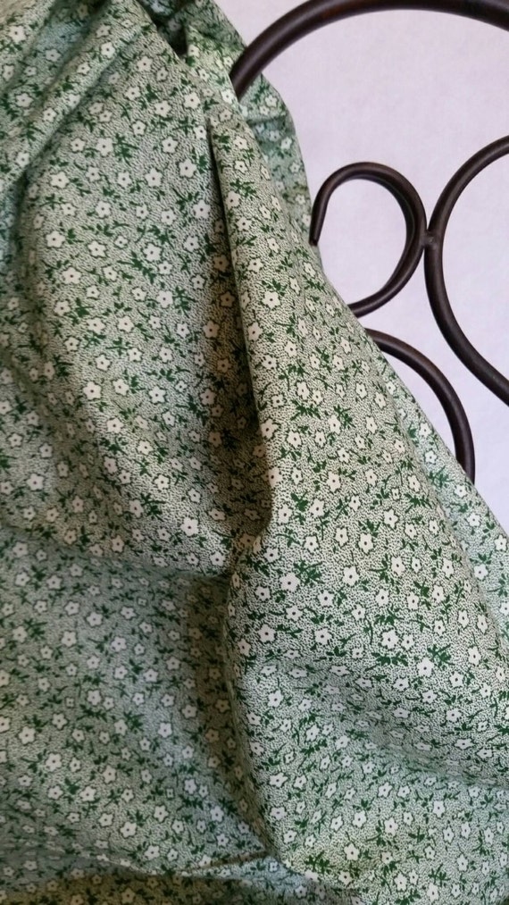 Free Shipping 100 Percent Quilting Cotton Dainty White and Green Flowers on White Background By the Yard Sewing, Crafting, Quilting Fabric