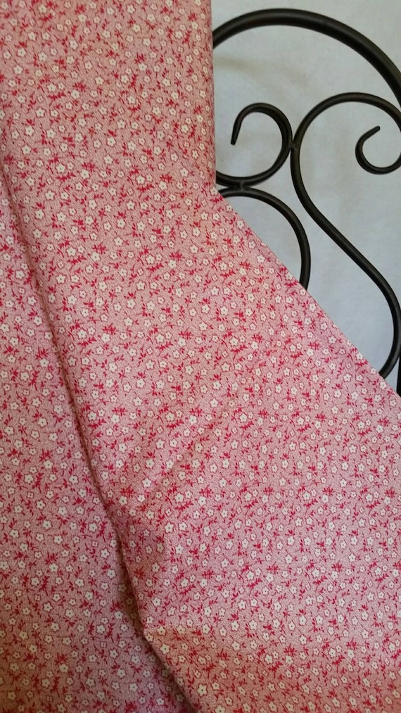 Free Shipping 100 Percent Quilting Cotton Dainty White and Red Flowers on a White Background, Sewing, Crafting, Quilting Fabric