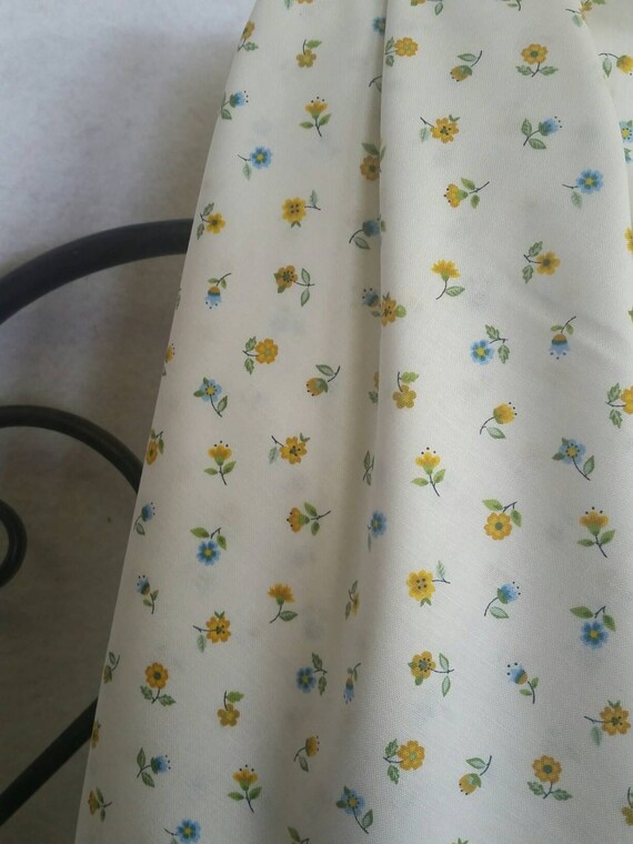 Andover Makower UK Bloom Floral Scatter Small Flowers on Eggshell Background Quilting and Crafting Fabric Free Shipping